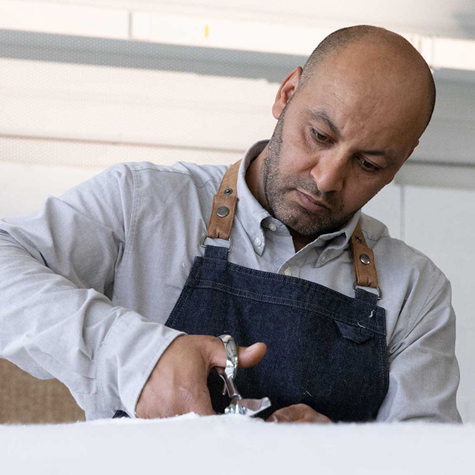 Homme qui prépare un matelas Nokto